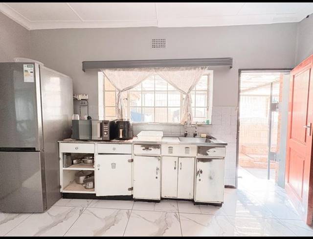 3 BEDROOM HOUSE FOR SALE IN BEZUIDENHOUT VALLEY